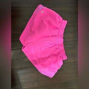 lululemon sonic pink low-rise hotty hot shorts size 4 2.5’ inseam